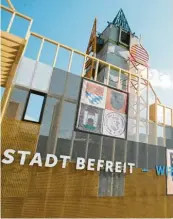  ??  ?? „Stadt befreit“: Der Titel der Landesauss­tellung ist auf der Fassade des Feuerhause­s in Aichach zu lesen.