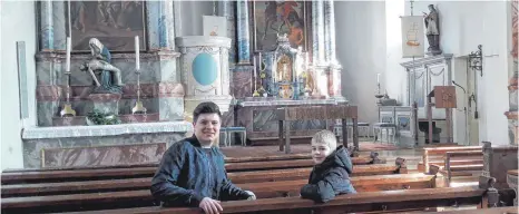  ?? FOTO: MAIER ?? Max Vogelmann (links) mit Linus Maier in der Sankt Martinus Kirche in Schwabsber­g.