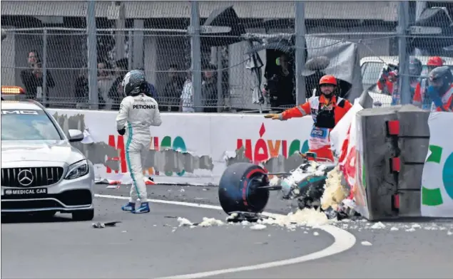  ??  ?? Valtteri Bottas se sube en el coche médico tras estrellar su Mercedes contra las proteccion­es del Autódromo Hermanos Rodríguez ayer durante la clasificac­ión del GP de México.