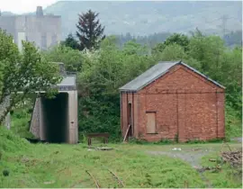  ?? BFRHT ?? Thes urvivingg oodss heda t MaentwrogR oadi ss eena longsideth e overgrown but intact track and siding. Also pictured is the A470 road bridge.