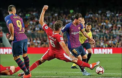  ??  ?? Lionel Messi van Barcelona probeert te schieten, terwijl Pedro Alcala van Girona alles doet om dit te blokkeren. (Foto: ESPN)