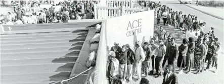  ?? Picture: GALLO IMAGES/ RAPPORT ARCHIVES ?? HISTORIC MOMENT: Residents stand in long queues in Alexander to make their mark.