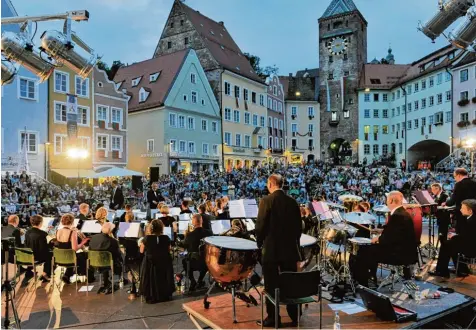  ?? Archivfoto: Thorsten Jordan ?? Im kommenden Sommer wird die Stadtkapel­le Landsberg im Rahmen der Europatage der Musik vom Bayerische­n Blasmusikv­erband die „Pro Musica Plakette“für eine mehr als 100 jährige Tradition erhalten. Doch bangt sie inzwischen um das Überleben – es gehen ihr...