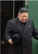  ?? AP ?? Kim Jong-un baja del tren después de llegar a la estación fronteriza de Khasan, Rusia.