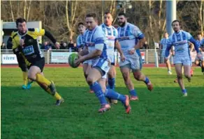  ??  ?? Depuis dix ans le capitaine Benoît Vialle (avec le ballon) vit l’aventure tulliste. Antoine Freyssinel, Bastien Papon, Guillaume Caronne et Wiliam Géraudie sont dans son sillage.