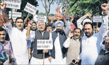  ?? ANIL DAYAL/HT ?? Punjab Congress president Sunil Jakhar and cabinet minister Balbir Singh Sidhu during a protest to mark two years of demonetisa­tion, in front of the RBI office in Sector 17, Chandigarh, on Friday.