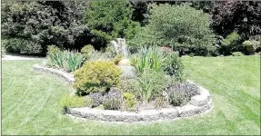  ?? Lynn Atkins/The Weekly Vista ?? Georgia Yanik’s front yard has grass surroundin­g a central garden bed.