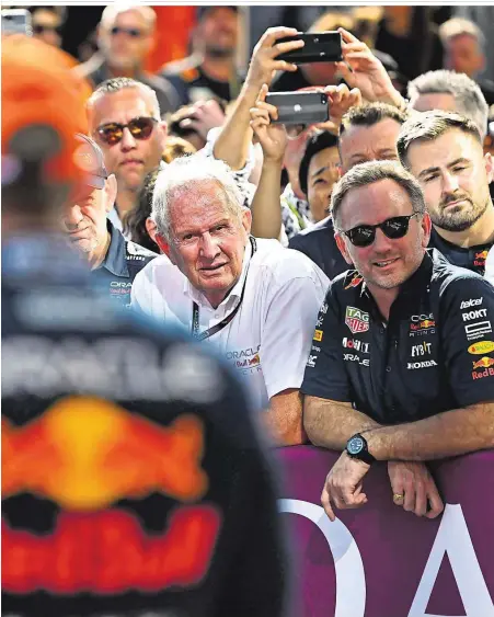  ?? ?? Seite an Seite: Helmut Marko und Christian Horner (rechts) bei einer der vielen Siegerehru­ngen für Red-Bull-Star Max Verstappen