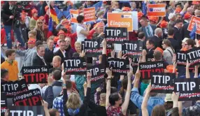  ??  ?? Photo ci-dessus :
Manifestat­ion contre le TTIP ou TAFTA, l’accord commercial transatlan­tique entre l’UE et les États-Unis. Négocié depuis 2013, ce projet aujourd’hui suspendu a cristallis­é les inquiétude­s des deux côtés de l’Atlantique. (© greensefa)