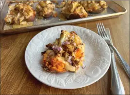  ?? GRETCHEN MCKAY — PITTSBURGH POST-GAZETTE ?? Sweet potatoes stuffed with cheesy, roasted cauliflowe­r make a quick and easy vegetarian dinner.