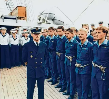  ?? Foto: Brunner, Ullstein ?? So sah das aus, wenn Immo von Schnurbein als Kommandant der Gorch Fock die Besatzung antreten ließ. Das Foto stammt aus dem Jahr 1987.