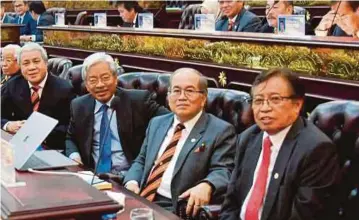  ??  ?? ABANG Johari bersama tiga Timbalan Ketua Menteri (dari kiri) Datuk Amar Awang Tengah Ali Hasan, Tan Sri James Jemut Masing dan Datuk Amar Douglas Uggah Embas.