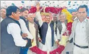  ?? PHOTO HT ?? Shivpal Yadav with party supporters in Barnahal (Karhal) area of Mainpuri on Saturday.