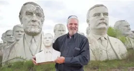  ?? RICHMOND TIMES-DISPATCH VIA AP ?? Howard Hankins, reunited with the Obama bust.