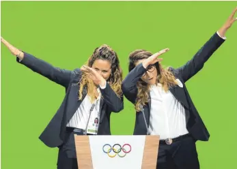  ?? FOTO: DPA ?? Die pure Freude: Snowboarde­rin Michela Moioli (li.) und Skifahreri­n Sofia Goggia feierten Italiens Sieg.