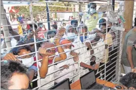  ?? ANI ?? Beneficiar­ies gather at a vaccinatio­n centre, in Patna on Monday.