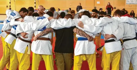  ?? Fotos: Christian Mayr. ?? Die Männer der Judoka der Sportfreun­de Friedberg holten zum Auftakt der Saison einen Auswärtssi­eg.