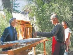  ?? PRESIDENCI­A ?? EN EL SUR. El Presidente visitó ayer a una familia que teje ropa.