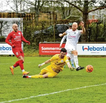  ?? Foto: Elmar Knöchel ?? Spielertra­iner Christophe­r Detke (rechts) erzielte das 2:0 für den TSV Bobingen, der sich am Ende gegen Gilching mit einem Unentschie­den zufrieden geben musste.