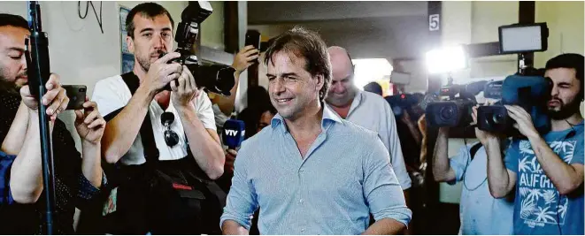  ?? Mariana Greif/Reuters ?? O candidato do Partido Nacional, Luis Lacalle Pou, chega a local de votação em Canelones