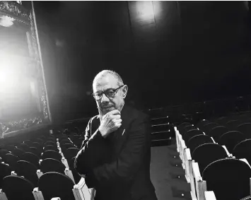  ??  ?? Lluís Pasqual, en el Teatro Español de Madrid en un descanso de los ensayos de El sueño de la vida, obra de García Lorca adaptada por Alberto Conejero.