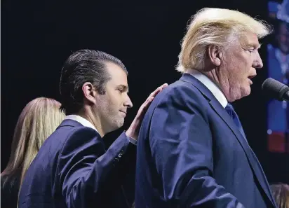  ?? FOTO: AFP ?? Donald Trump (71) und sein Sohn Donald jr. (39) am Abend vor der Präsidents­chaftswahl im November 2016.