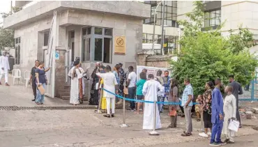  ?? PHOTO: ?? Visa applicants stand in line, anticipati­ng entry into the visa office in Muktar El Yakub Plaza Abuja David Exodus