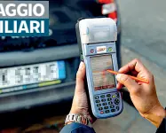  ?? (Balti) ?? La sequenza Sopra il tablet per verificare la sosta, accanto Giovanni Scali, accertator­e, mentre registra una targa. Sotto la collega Karol Piccolo commina una multa