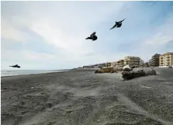  ?? Foto: AFP/Vincenzo Pinto ?? Verwaister Strand in Ostia, 30 Kilometer westlich von Rom