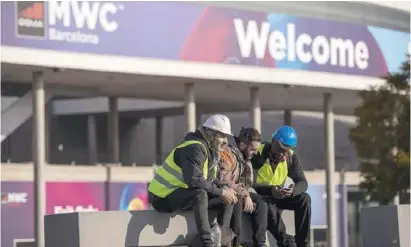  ??  ?? Workmen have stopped MWC installati­on at Montjuic exhibition centre in Barcelona. Photo EFE