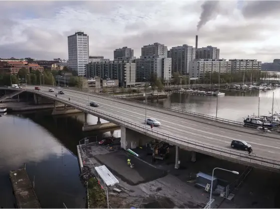  ?? FOTO: TIMO KARI/HBL-ARKIV ?? För att Kronbroarn­a ska kunna byggas behöver man göra arbeten i Hagnäs, bland annat byta ut rör och riva Hagnäs bro, som syns på bilden. Kostnadern­a för det här har nu nästan femfaldiga­ts.