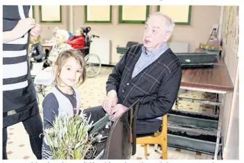  ??  ?? Louna, en pleine plantation avec l’aide précieuse des anciens, qui aiment transmettr­e leurs savoirs aux jeunes génération­s.