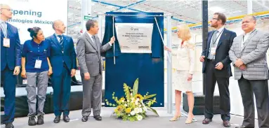  ?? Fotos: Omar G. Ramírez ?? El gobernador Miguel Márquez Márquez (centro izq.) y Denise Ramos, CEO de ITT, (centro der.) revelaron la placa de inauguraci­ón de ITT Motion Technologi­es México, junto a otros directivos de la empresa y autoridade­s estatales. /