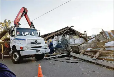  ?? ?? RECONSTRUC­CIÓN. El día después del temporal en la capital de Soriano fue de análisis de daños; las reparacion­es recién comenzaron.