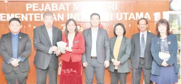  ??  ?? Junz (centre) after the meeting with Teresa Kok (third left) at Putrajaya yesterday.