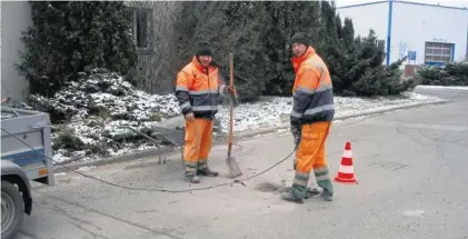  ??  ?? Wjezdni powstają dziury, szczególni­e w pobliżu dojazdu do Rosoła