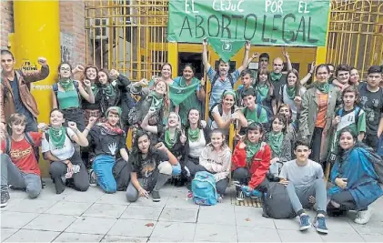  ??  ?? Adolescent­es. Con pañuelos verdes, a favor de la despenaliz­ación del aborto, alumnos del colegio Cortazar.
