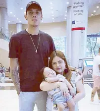  ??  ?? Mr. and Mrs. Raymond Almazan with their baby boy