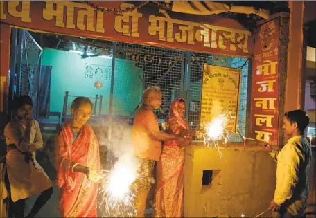  ?? RAJESH KUMAR SINGH ASSOCIATED PRESS ?? RESIDENTS of Ayodhya, India, light sparklers to celebrate the verdict in a decades-old land dispute between Muslims and Hindus.