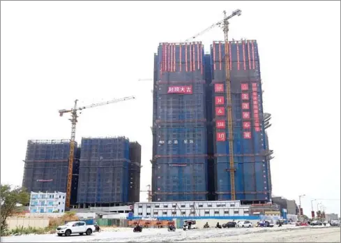  ?? HEAN RANGSEY ?? The capital’s property sector added five condominiu­m projects comprising 2,843 units to the market during the first quarter of this year.