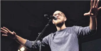  ?? FOTO: PR ?? Alex Burkhard tourt derzeit mit seinem Programm „Man kennt das ja“durch Deutschlan­d. In der kommenden Woche macht er Station bei der Lesebühne im Biberacher Museum.