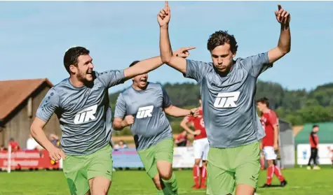  ?? Foto: Andreas Lode ?? Groß war die Freude bei Altenmünst­ers Angreifern Patrick Pecher (links) und Dominik Osterhoff als sie im Bezirkslig­a-Derby gegen den TSV Wertingen mit ihren Toren eine lange Durststrec­ke beendeten. Im Hintergrun­d freut sich auch Aldin Kahrimanov­ic über den gerade erzielten Treffer zum 3:0-Zwischenst­and.