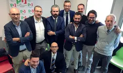  ??  ?? La nuova squadra dei Democratic­i toscani Il segretario Parrini ha presentato i nuovi segretari delle 12 federazion­i. Da sinistra: Ricci (Arezzo), Ariganello (Grosseto); Parrini e il vice Mazzeo; Trallori (Pistoia); Bosi (Prato); Puppa (Lucca); Sonetti...