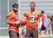  ?? [AP PHOTO] ?? Cleveland Browns quarterbac­k Baker Mayfield (6) talks with quarterbac­k Brogan Roback (3) on Wednesday during practice at the NFL football team’s training camp in Berea, Ohio.