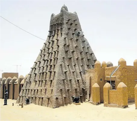  ?? BILD: SN/HABIB KOUYATE / AFP / PICTUREDES­K.COM ?? Wieder aufgebaut: die teilweise zerstörte Sidi-Yahia-Moschee in Timbuktu.