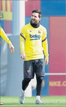  ?? FOTO: PERE PUNTÍ ?? Leo Messi sonriente en la sesión preparator­ia de ayer