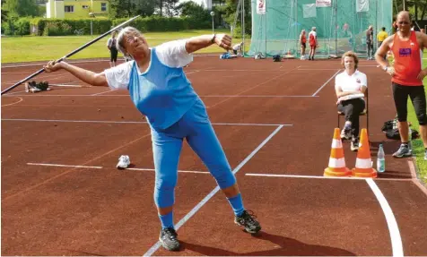  ?? Foto: Dietmar Keller ?? Auch mit 85 Jahren noch immer voller Energie. Die Augsburger Leichtathl­etin und zweifache Olympiatei­lnehmerin Almut Brömmel feiert am Dienstag ihren Geburtstag. Mit dem Speer tut sich die Wurfspezia­listin mittlerwei­le etwas schwer, doch mit Hammer, Diskus und Kugel hat sie sich noch neue Ziele gesetzt.