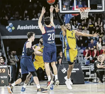  ?? FOTO: PERE PUNTÍ ?? Con este lanzamient­o Laprovitto­la liquidó al Maccabi. Quedaban 5 segundos para el final y la canasta dio ventaja de tres al Barça