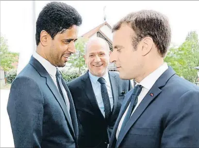  ?? PHILIPPE WOJAZER / AFP ?? El propietari­o del PSG, Naser al Jelaifi, charlando con el presidente francés, Emmanuel Macron, esta semana