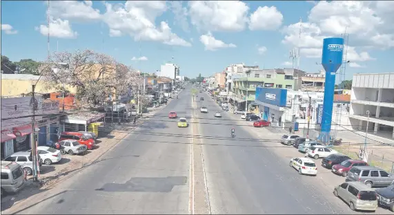  ??  ?? Vista de avenida Eusebio Ayala a la altura de General Santos, en donde se tiene planeada la construcci­ón del tramo 2 del metrobús. La Municipali­dad no autorizó aún las obras.